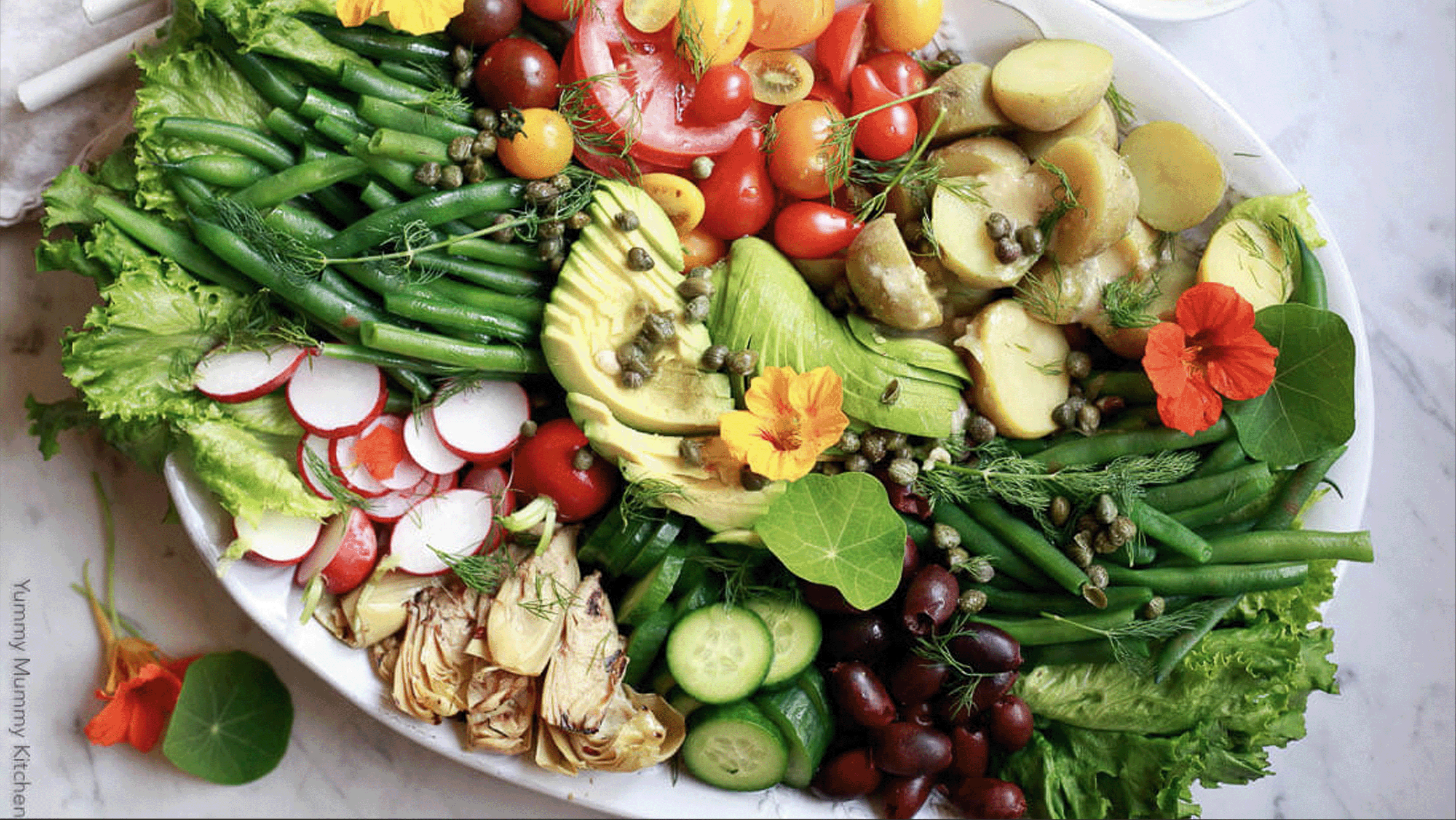 15 chutných veganských receptů ke Dni matek 68 Jarní salát Nicoise z kuchyně Yummy Mummy