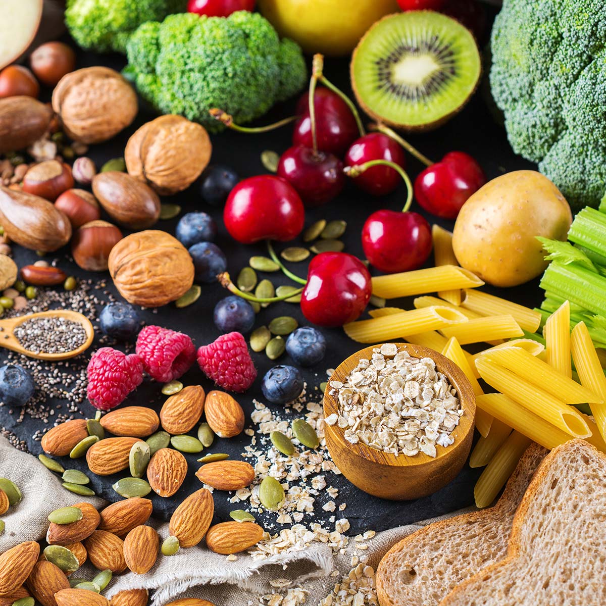 Puas yog Plant-Based Diet yog qhov tseem ceeb rau Kev Noj Qab Haus Huv Zoo? 14 Flatlay ntawm cov khoom noj cog qoob loo