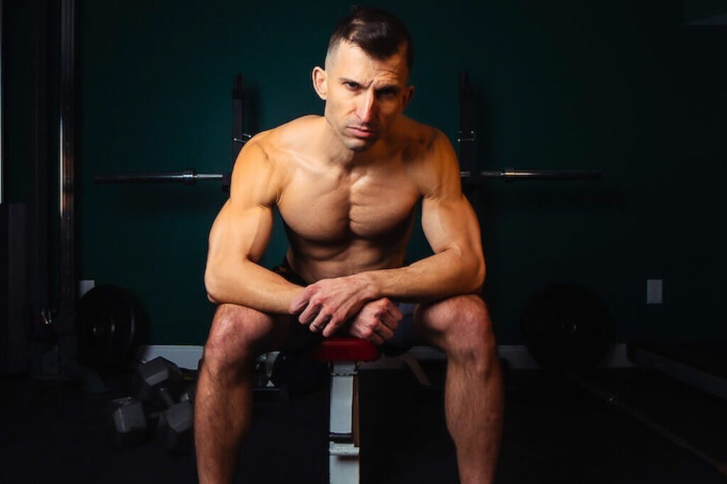 Bitkisel besinlerle desteklenen yoğun bir antrenman yapan profesyonel sporcu.